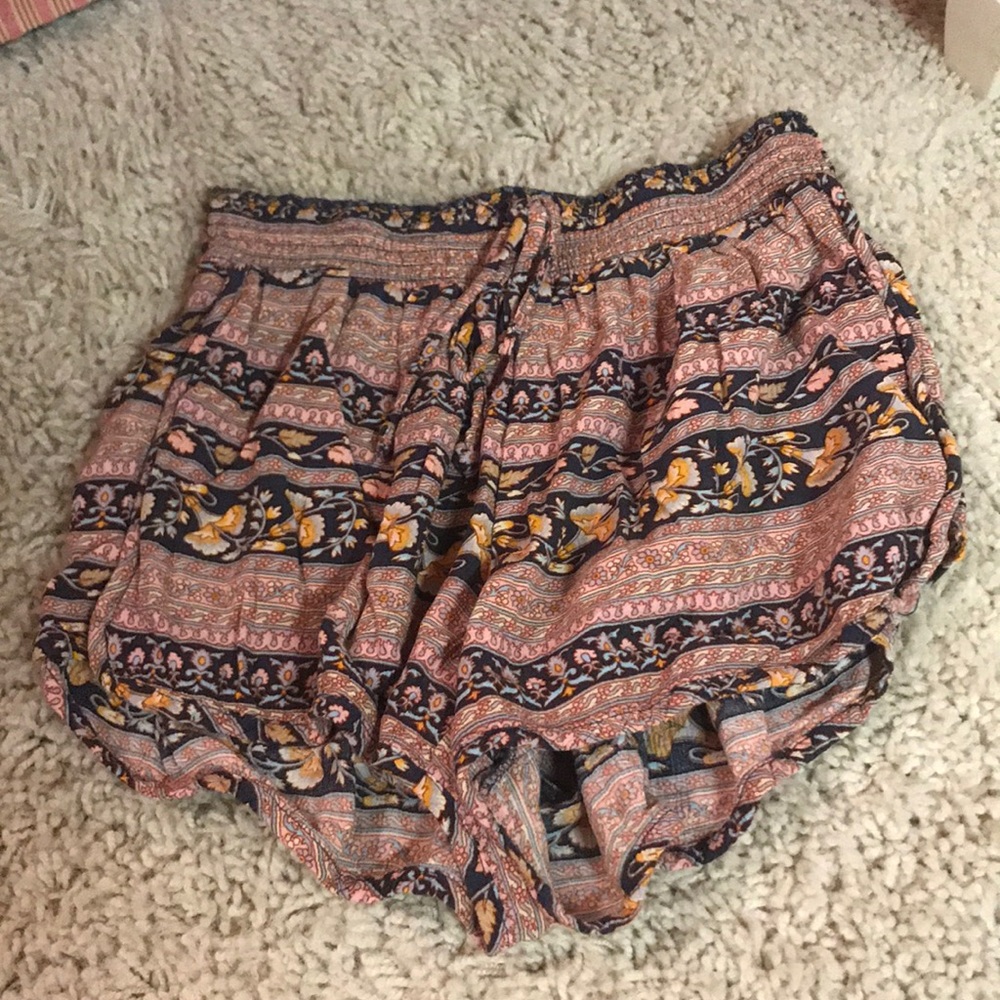 Loose patterned shorts with tie